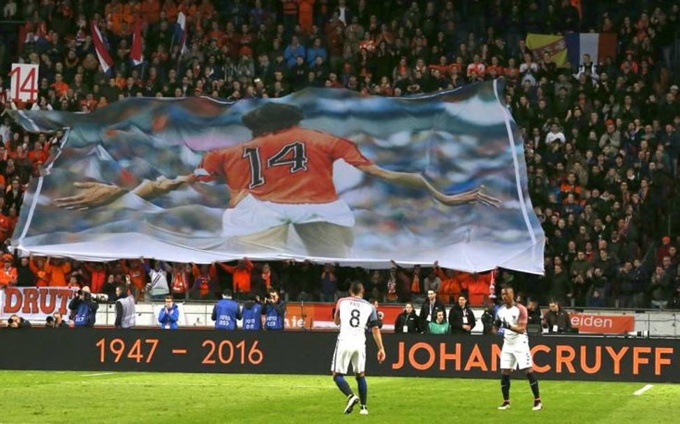All&#39;Amsterdam Arena va in scena l&#39;amichevole di lusso Olanda-Francia. Un&#39;occasione per omaggiare la memoria di un genio del calcio: Johan Cruyff, scomparso ieri 24 marzo a 68 anni.